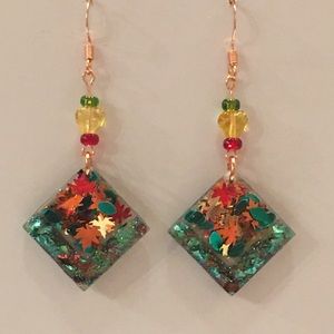Theme earrings for fall: multi color leaves 🍁 green band.
